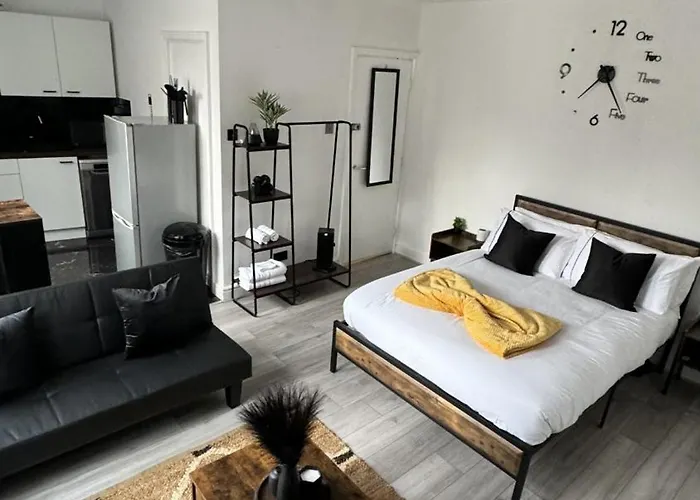 New & Refurbished Central Kingston Studio