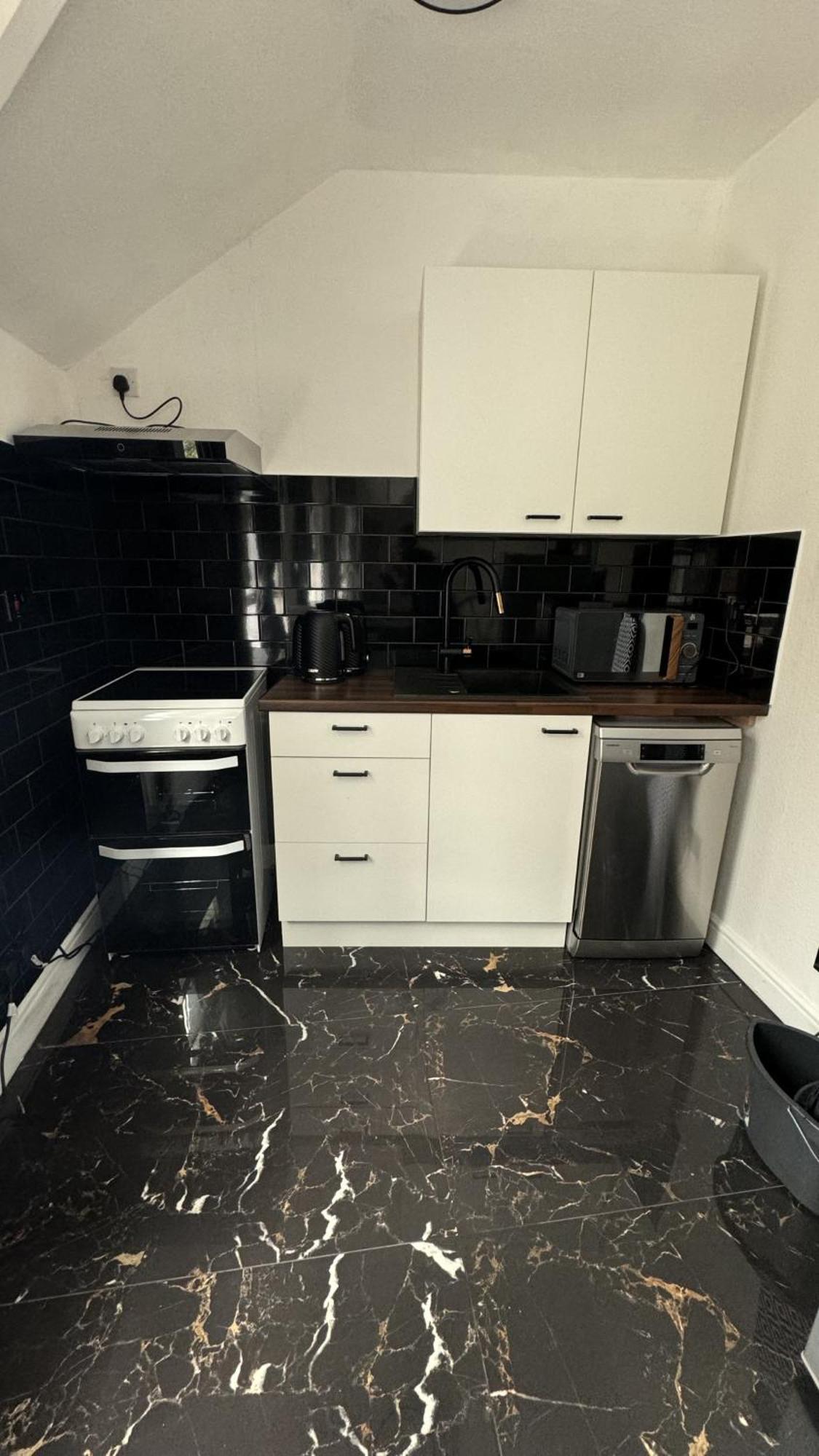 Apartment New & Refurbished Central Kingston Studio *
