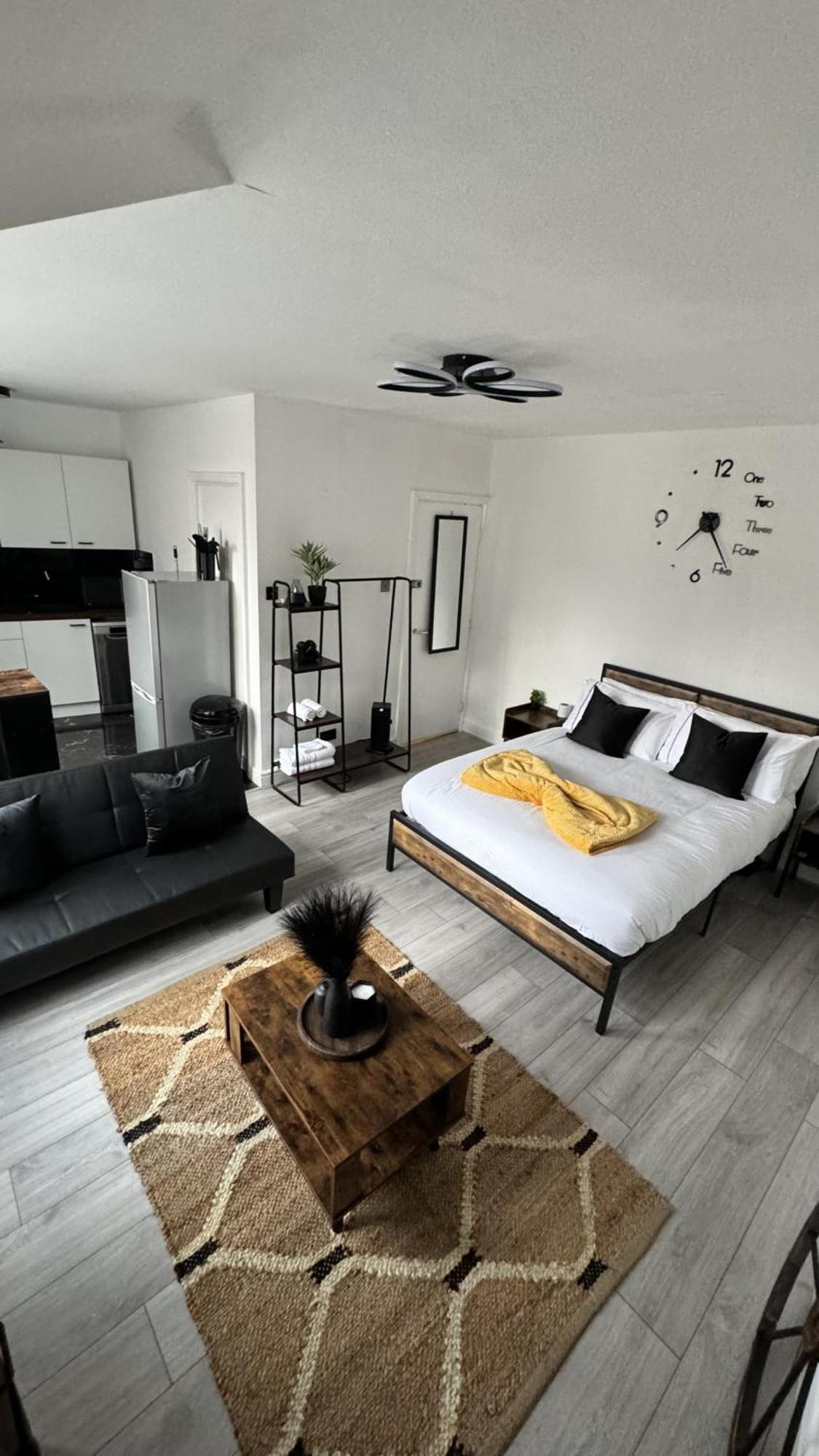 New & Refurbished Central Kingston Studio Apartment *