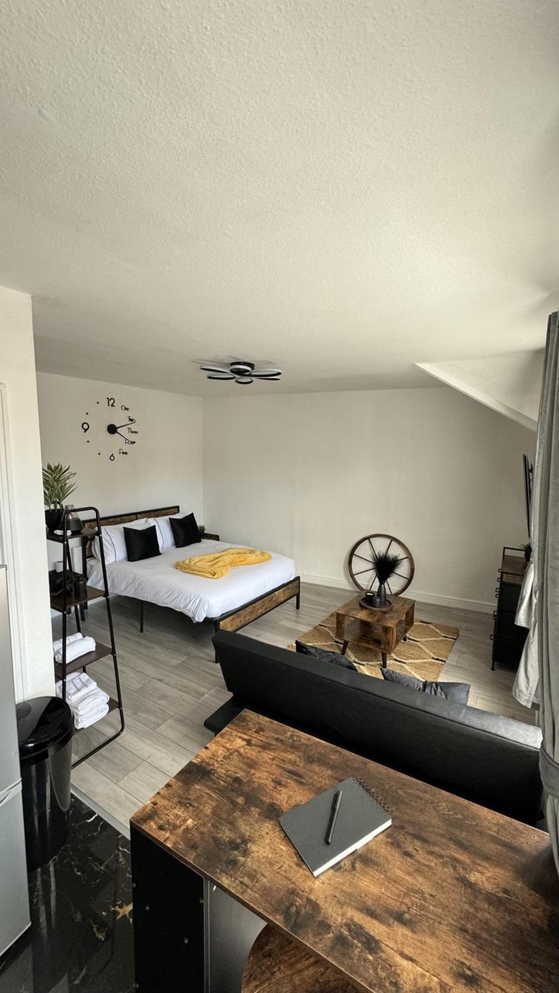 Apartment New & Refurbished Central Kingston Studio